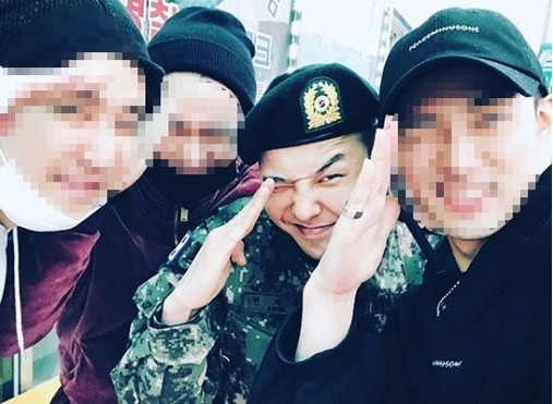 权志龙画展被质疑违反兵役法 YG回应：入伍前的创作