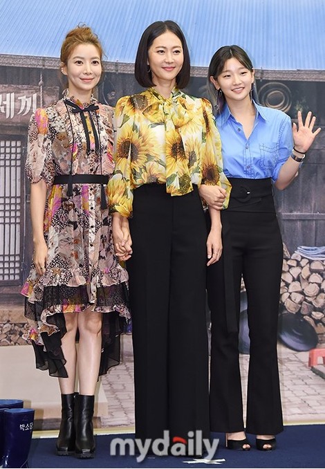 韩综《3时3餐》发布会 廉晶雅摘瓜尹世雅扛葱