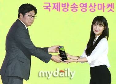 Apink郑恩地担任 特别宣传大使 白衣黑裤造型干练