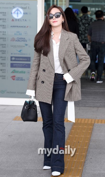 Jessica郑秀妍被索赔后亮相 满面笑容不受官司影响