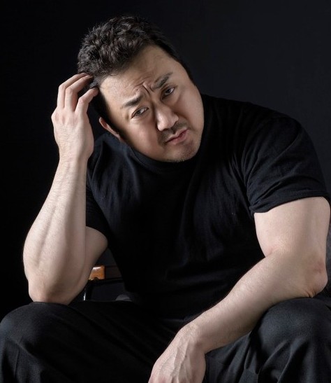马东锡手臂健硕抢镜 《坏家伙们》主演登杂志