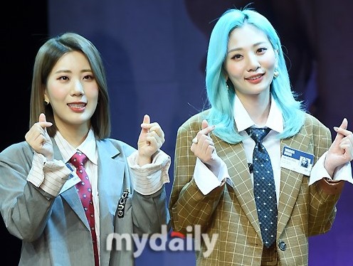 韩女子组合脸红的思春期举行 新迷你专辑发布会