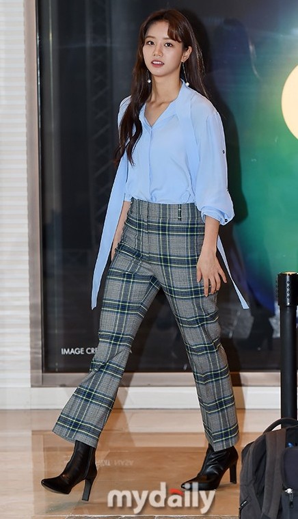 李惠利 蓝衣格子裤造型英伦范儿 亮相宣传活动
