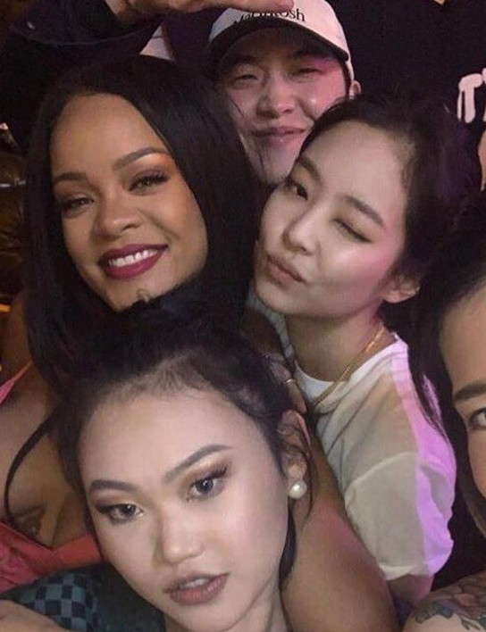 韩女团成员Jennie 追星成功 与蕾哈娜同框wink