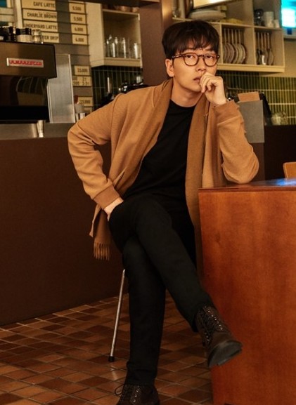 《请回答1988》李东辉拍时尚写真 暖男魅力十足