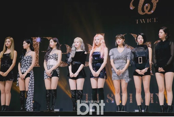 TWICE专辑 突破15万 破女子组合初动销量最高纪录