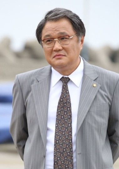韩国配角男演员 郑原仲 近日引发车祸致一人死亡
