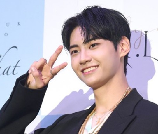 韩男团UP10TION的成员李镇赫个人出道发布会