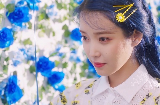 IU 主打曲《Blueming》预告公开 新专辑正式发布