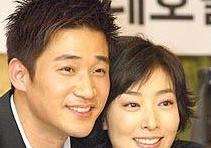 Ryong 与 金普妍 结婚照